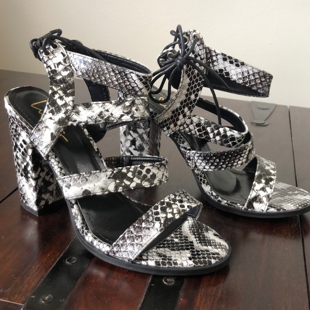 BNWT LuLu’s Snakeskin Heeled Sandals